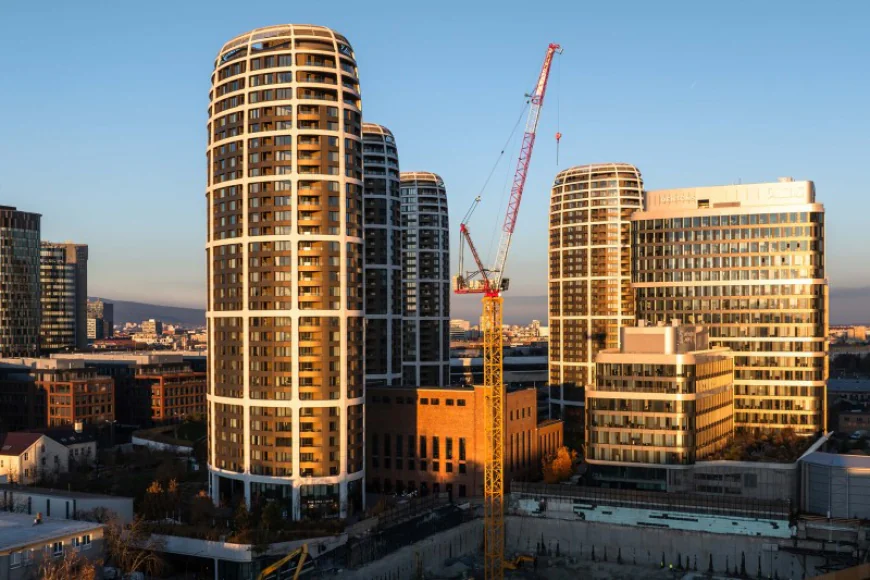 [Job Story] Three Liebherr Cranes Build Slovakia’s Tallest Skypark Tower