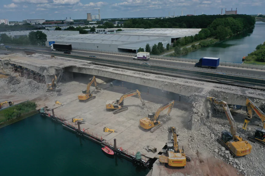 [Job Story] Epiroc HB 4100 Hydraulic Breakers at Work on a Demolition Site in Germany